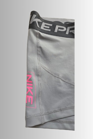 Nike Pro Women korte legging - kleur grijs met roze accenten - maat S