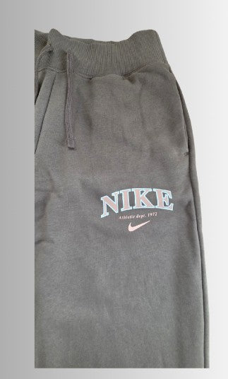 Nike Women’s Fleece Joggers – Athletic Dept. 1972 - kleur bruin/roze - maat XS