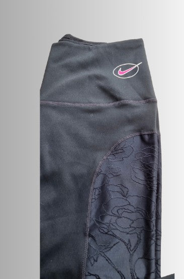 Nike dames sportlegging - zwart met bloempatroon borduring - maat M