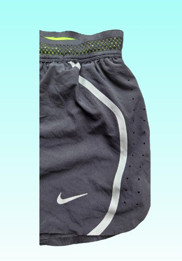 Grade-A: Nike Dri‑Fit dames hardloop short met binnenbroek - kleur zwart/wit - maat M - VINTAGE